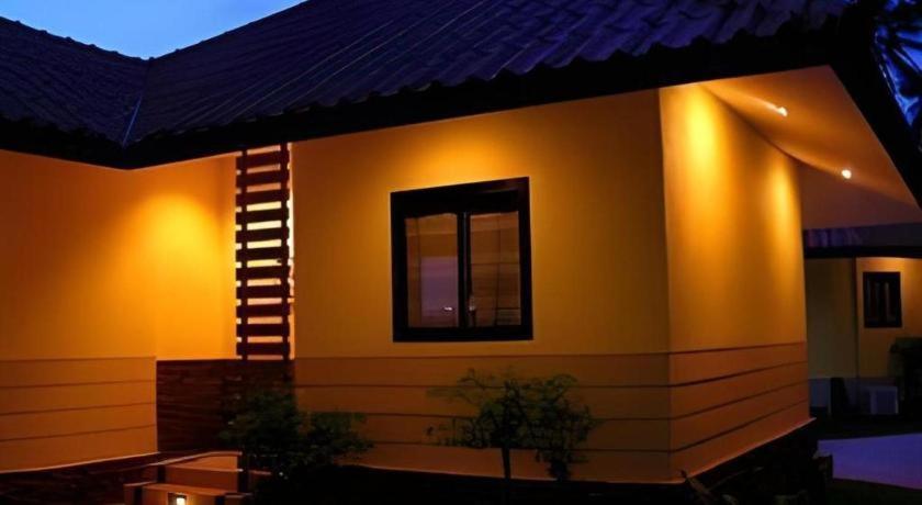 Tanisa Resort Чумфон Екстериор снимка