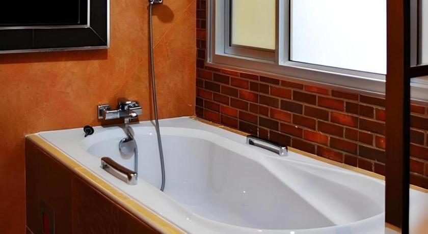Tanisa Resort Чумфон Екстериор снимка